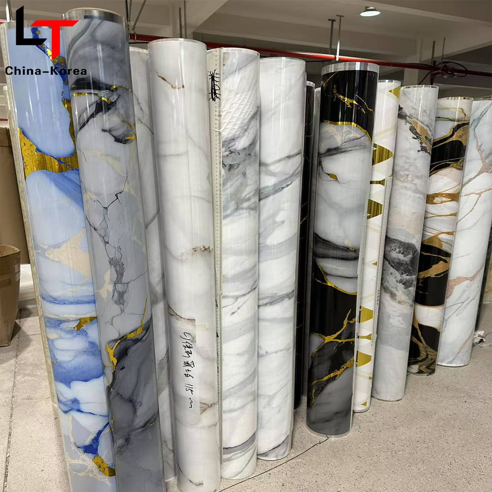 Scannán aistrithe teasa lannú priontála 3D 5D Scannán Maisiú Troscán PVC Foil Preas Foil le haghaidh Painéal Balla Doras Bord UV WPC